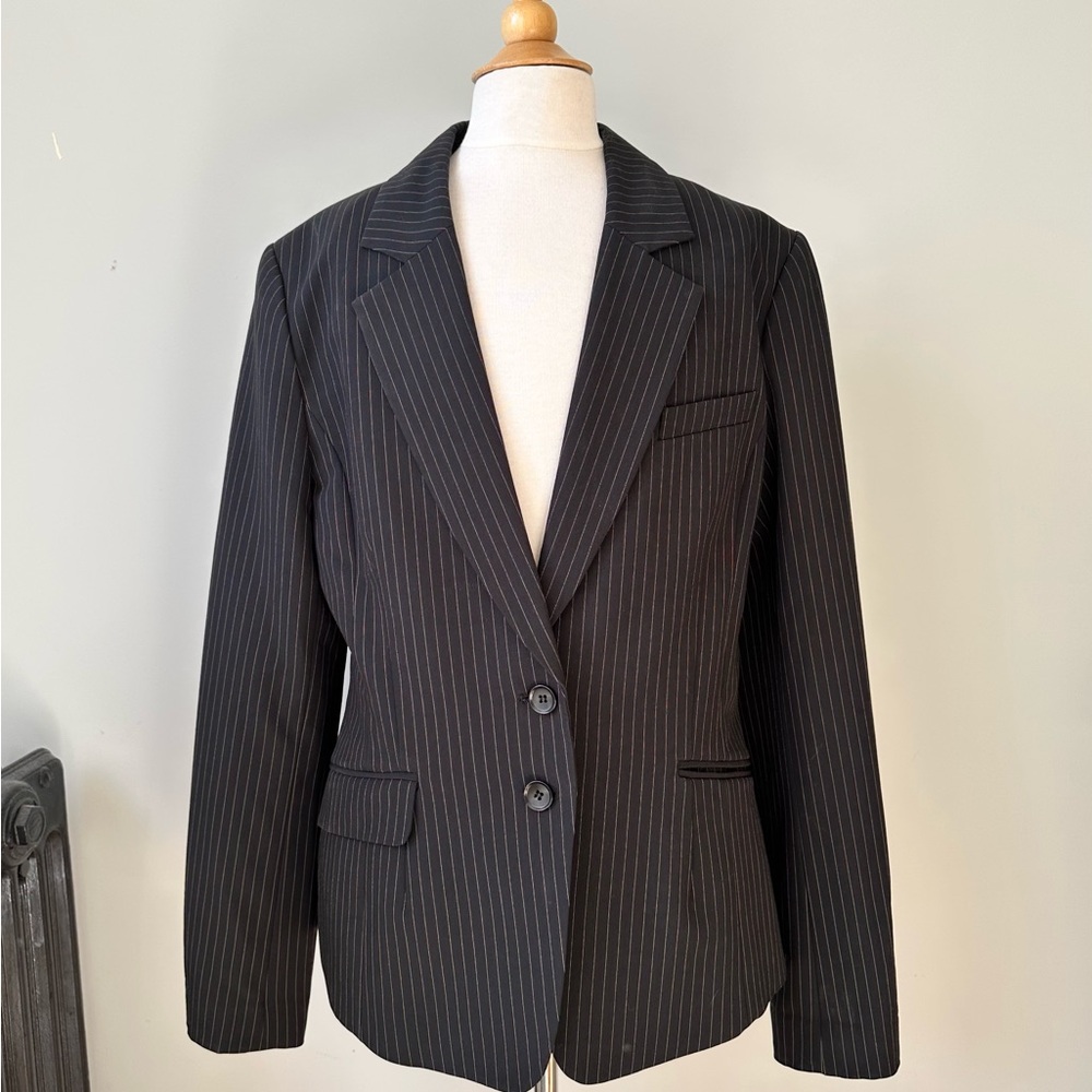 Zara Women pinstripes Blazer size 8 US